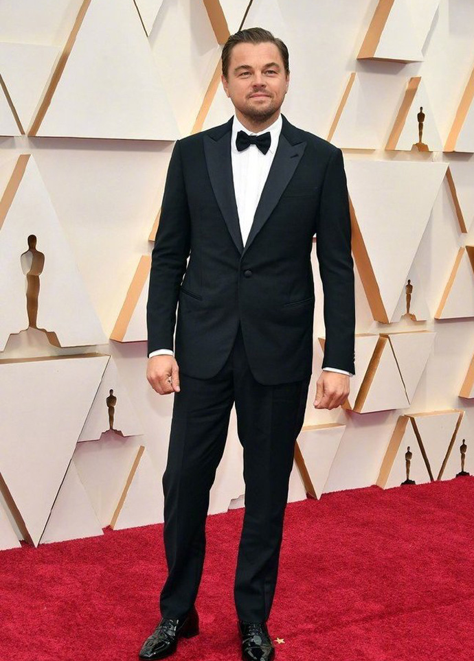 小李子穿什么鞋(47岁莱昂纳多真敢穿,始祖鸟羽绒服配拖鞋,还意外撞脸