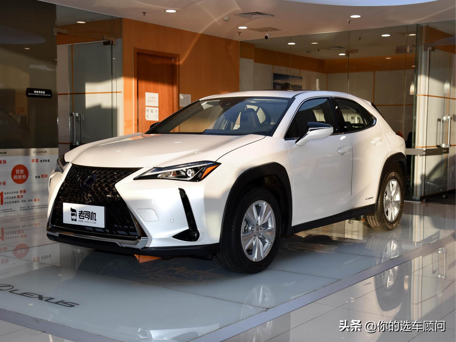 入门级价格原装进口，4.6L油耗的日系豪华SUV，带你看雷克萨斯UX