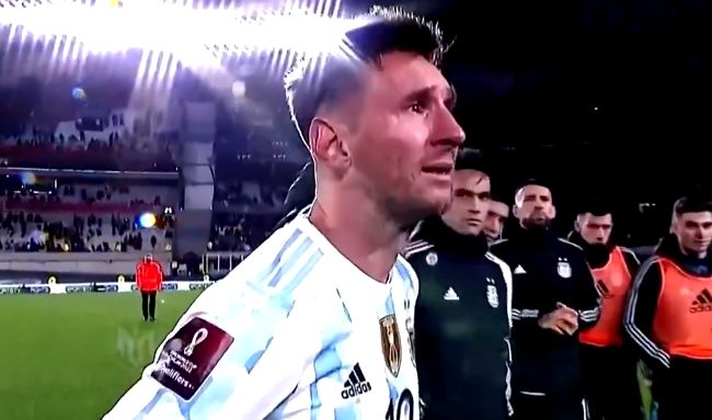 梅西哭了(梅西赛后痛哭！巴萨球王终成阿根廷球王，母亲与家人见证7大纪录