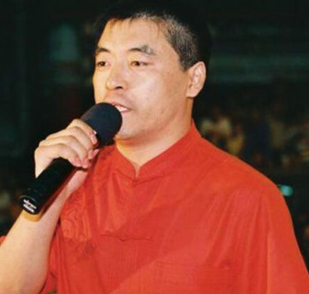 拒做赵本山徒弟，又当众殴打交警的魏三，如今49岁直播捞金惹争议