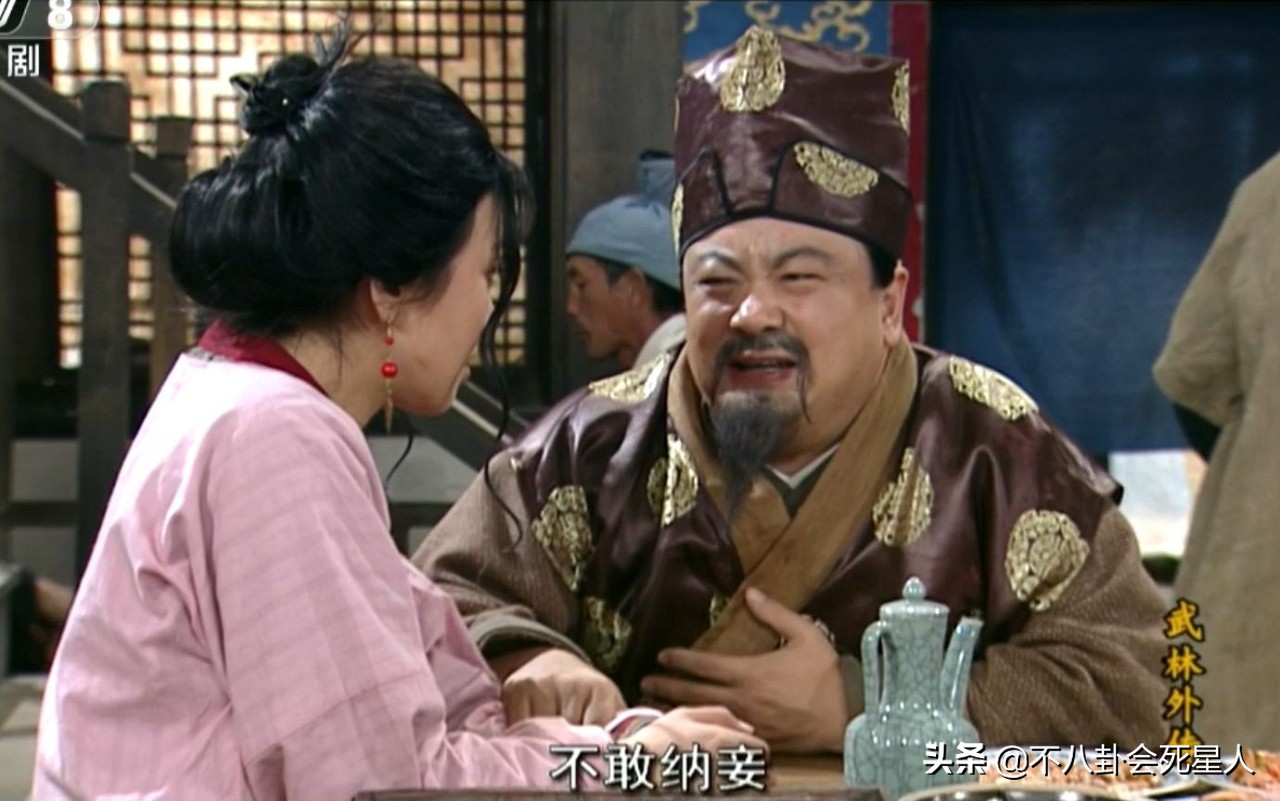 《炊事班的故事》高亚麟洪剑涛现身聚会,洪剑涛满头白发骑摩托