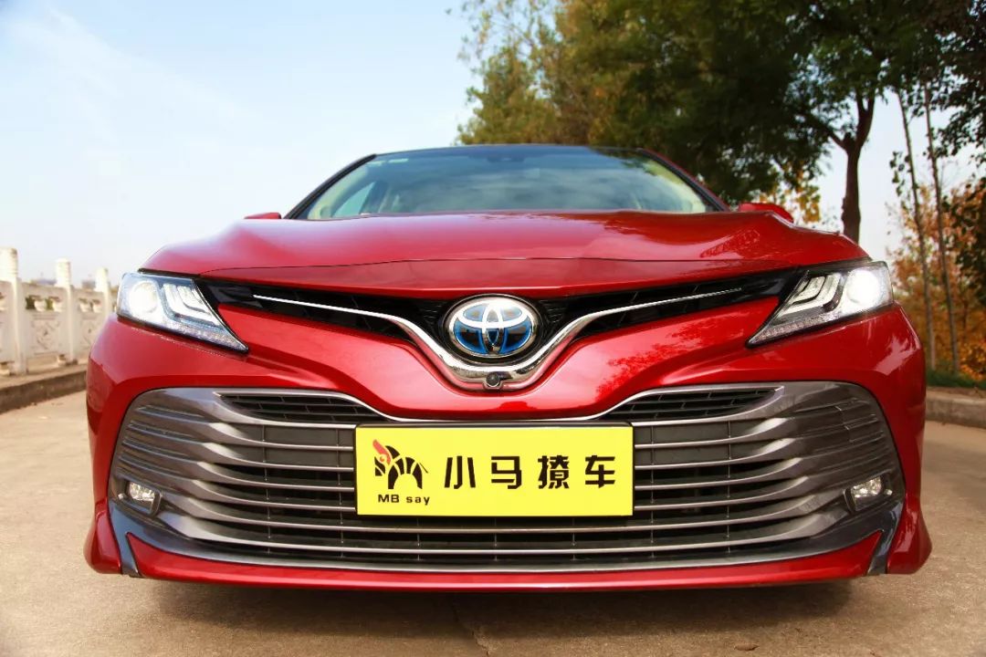 百公里5.3L，不用充电的混合动力，解密丰田凯美瑞双擎究竟好在哪