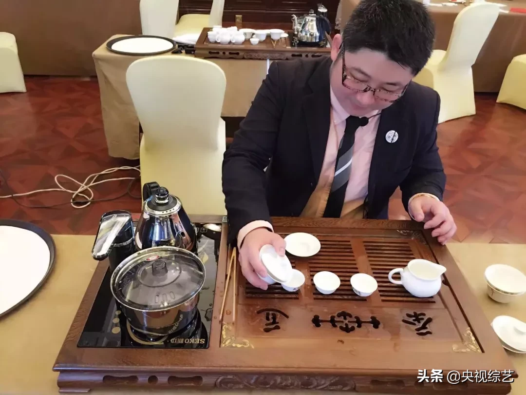 超美新疆姑娘，超高颜值机长，转圈的内蒙汉子，考下53个证的牛人……