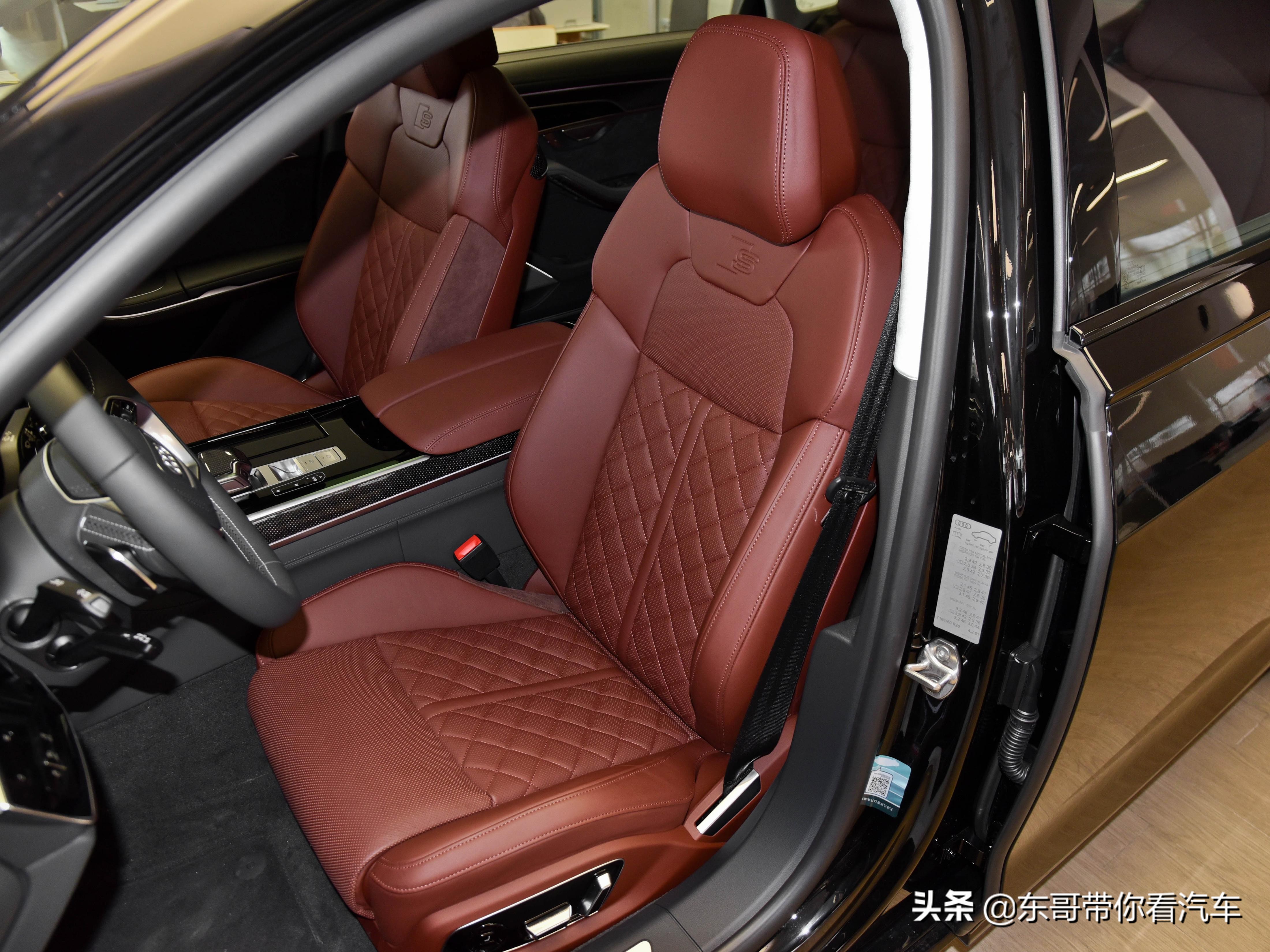 V8动力高性能奥迪旗舰轿车，第二排空间配置旗舰感受，实拍奥迪S8