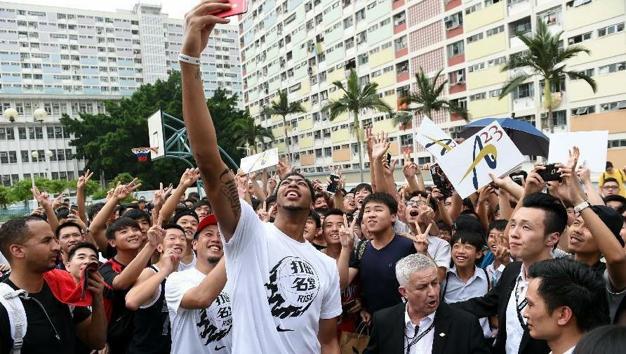 有哪些nba球员来中国打篮球(NBA八大球星来中国玩自拍：看谁才是人气王，第一位实至名归)