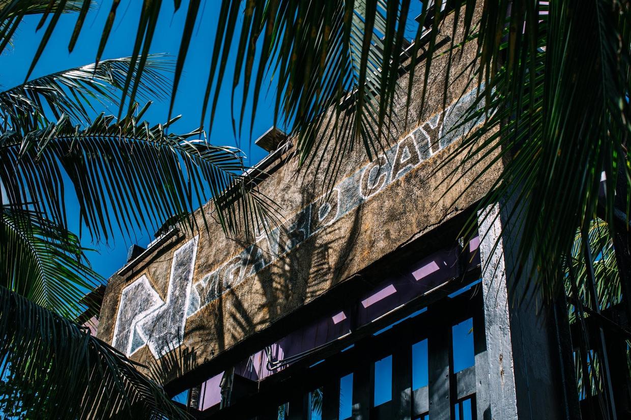 狩猎性侵近百少女、雇妓女强上14岁儿子…这个英国富豪终于被抓