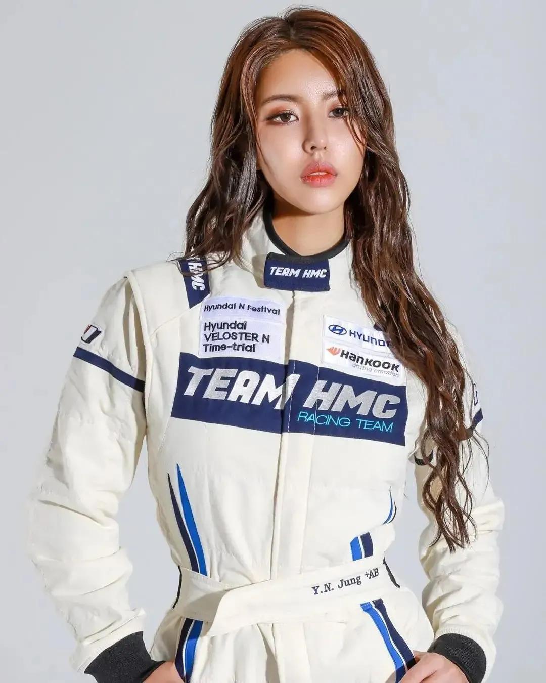赛车手和美女(韩国美女赛车手，长相魅惑身材火辣，被称为“性感小野猫”)