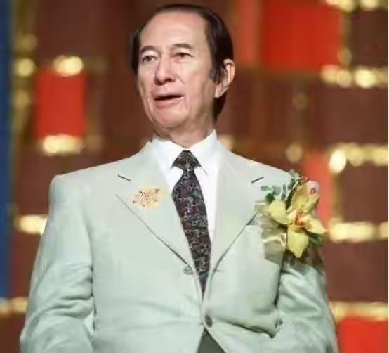 崩牙驹简介("教父"崩牙驹,枪指何鸿燊,逼走向华强,如今过得怎么样)