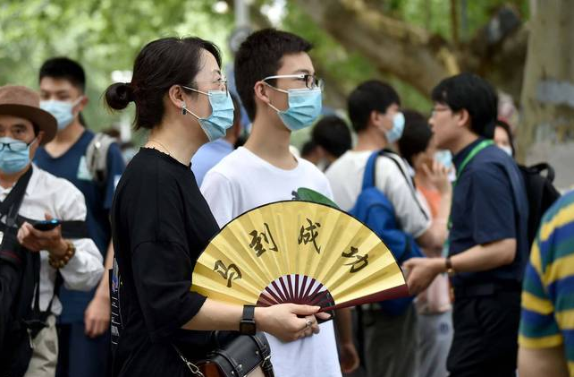 萌妹学霸查分从容淡定，数学获得150分满分，网友对其评价很高