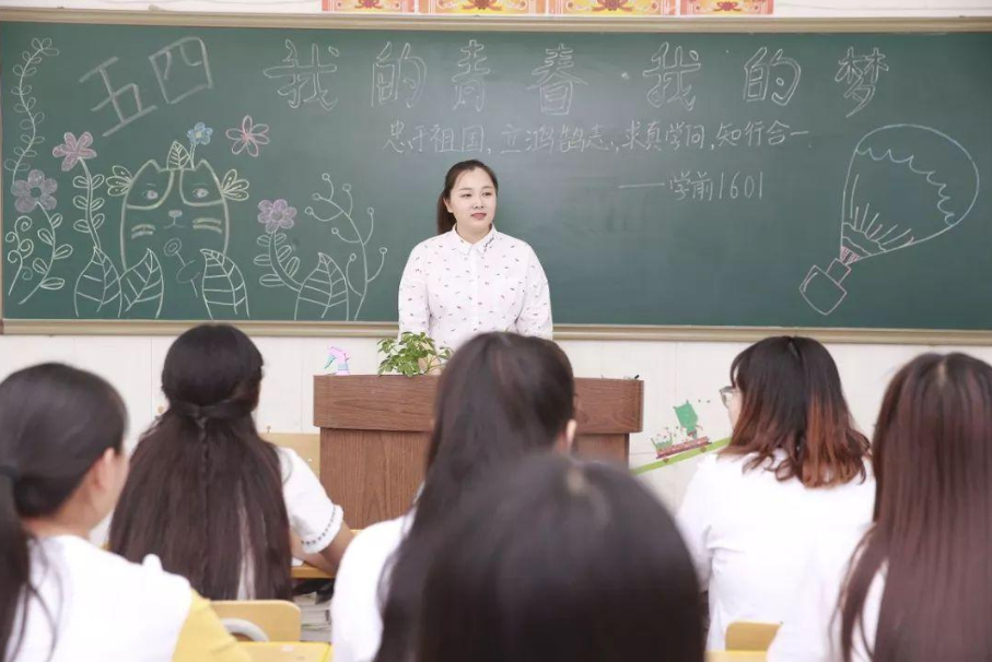 大学辅导员工资曝光，看到金额羡慕了，难怪名校毕业生抢着去当