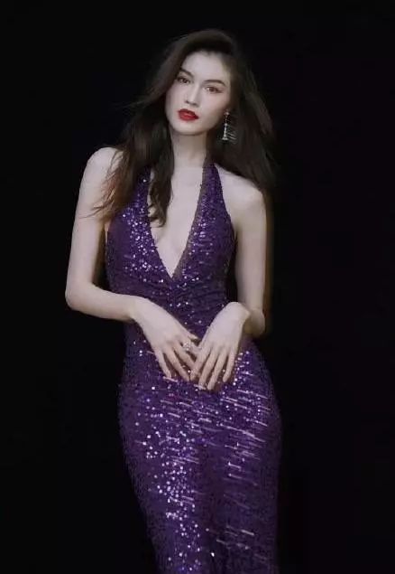 何穗不愧是国际超模！紫色亮片裙映曼妙身段，秀发一甩风情挡不住