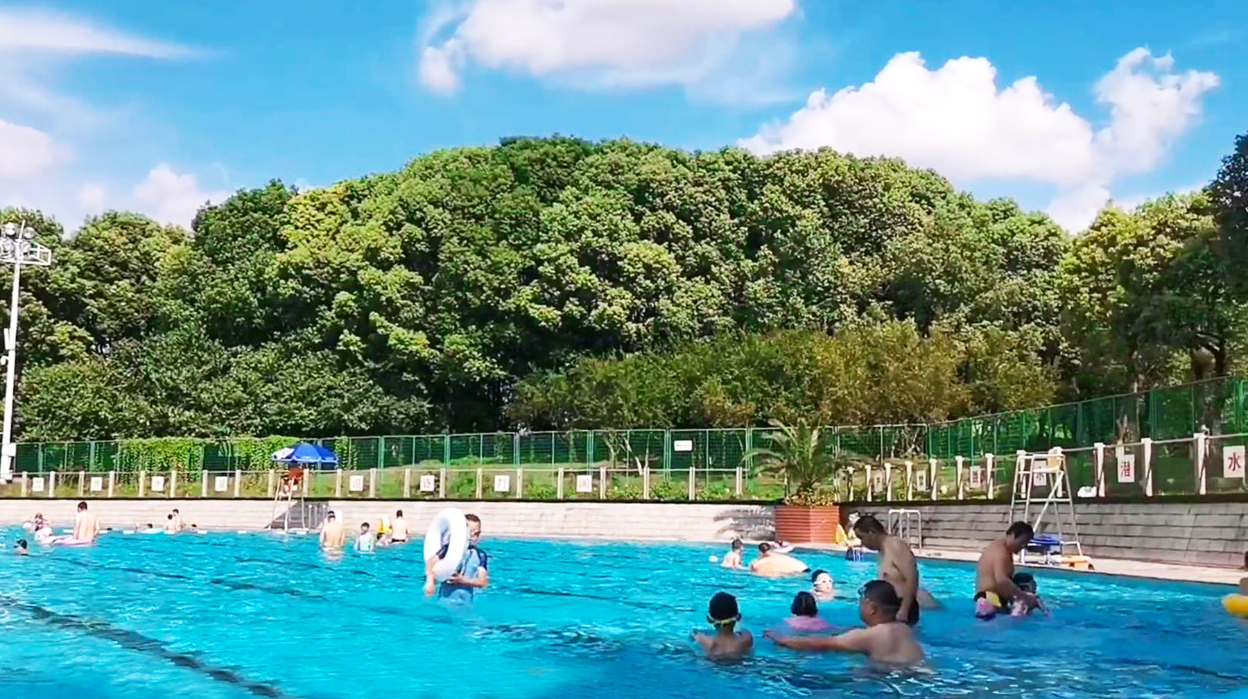 水里电竞馆(武汉城区有座引汉江水建造的游泳池，位于公园里，学生玩水好地方)