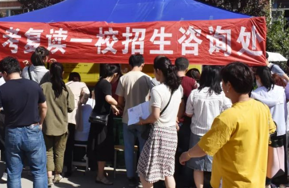 高考430分考上三本，开学看到室友心态崩盘了：我想复读重考大学