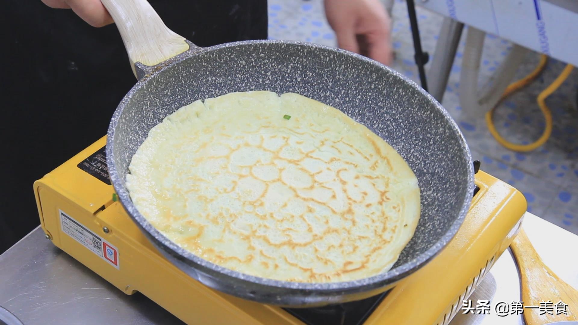 面粉怎么做煎饼（教你用两个食材快速做出鸡蛋煎饼）