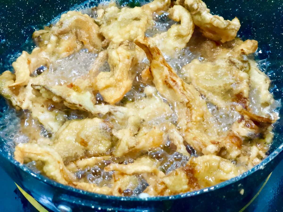 炸蘑菇究竟用淀粉还是面粉?好多人都搞不懂,看饭店大厨如何做的