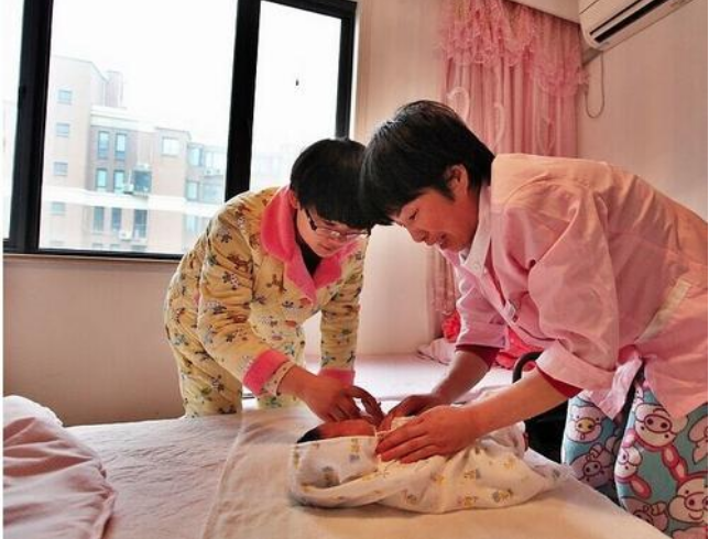 新生儿经历6次腰椎穿刺，宝妈：4万2的月子中心，护士假扮医生