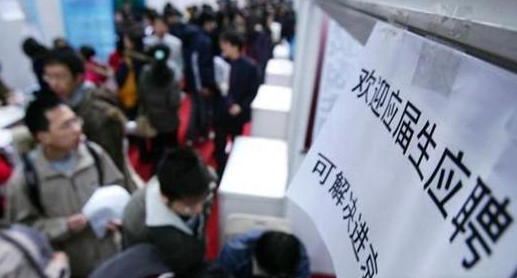 往年要600分才能上的高校，现在降了200分，却还是招不满人