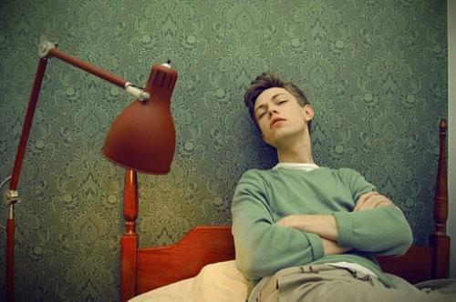 性格敏感,比女人还要玻璃心的星座男,内心脆弱到不堪一击