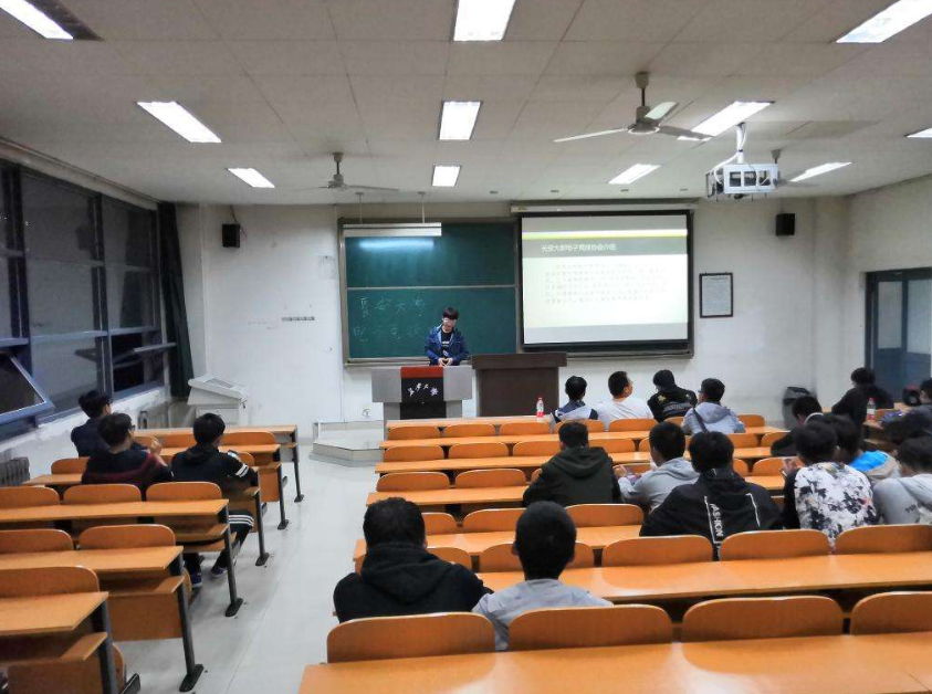 大一新生开学，应如何自我介绍，导员：做到两说两不说准新生注意