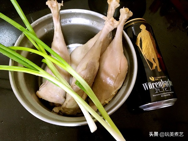 酒杯三月凤上灯,尽尝世味犹存舌,黑啤鸭腿随缘敢爱憎