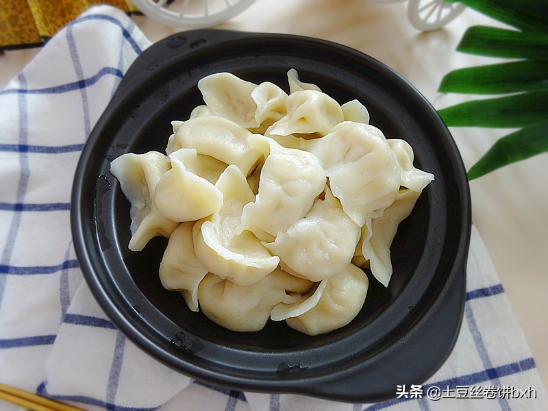 裙带菜的钙含量竟然是牛奶的十倍，春天别忘了吃，做饺子馅太鲜了