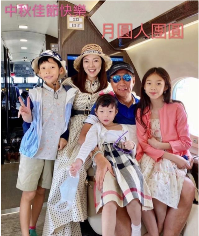 富豪郭台铭为嫩妻曾馨莹庆生，知道老婆不爱钱，每年坚持送玫瑰花