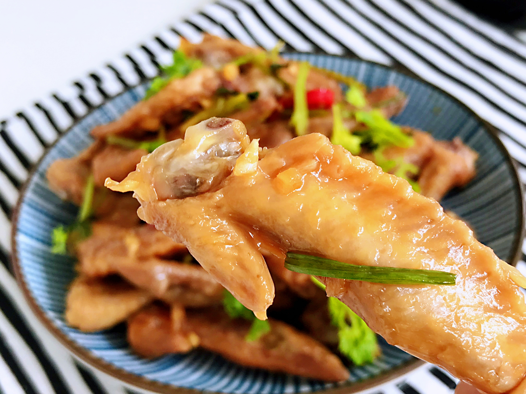 【酸辣鸡翅尖】做法步骤图 走红朋友圈 网友：这吃法太爽了-起舞食谱网