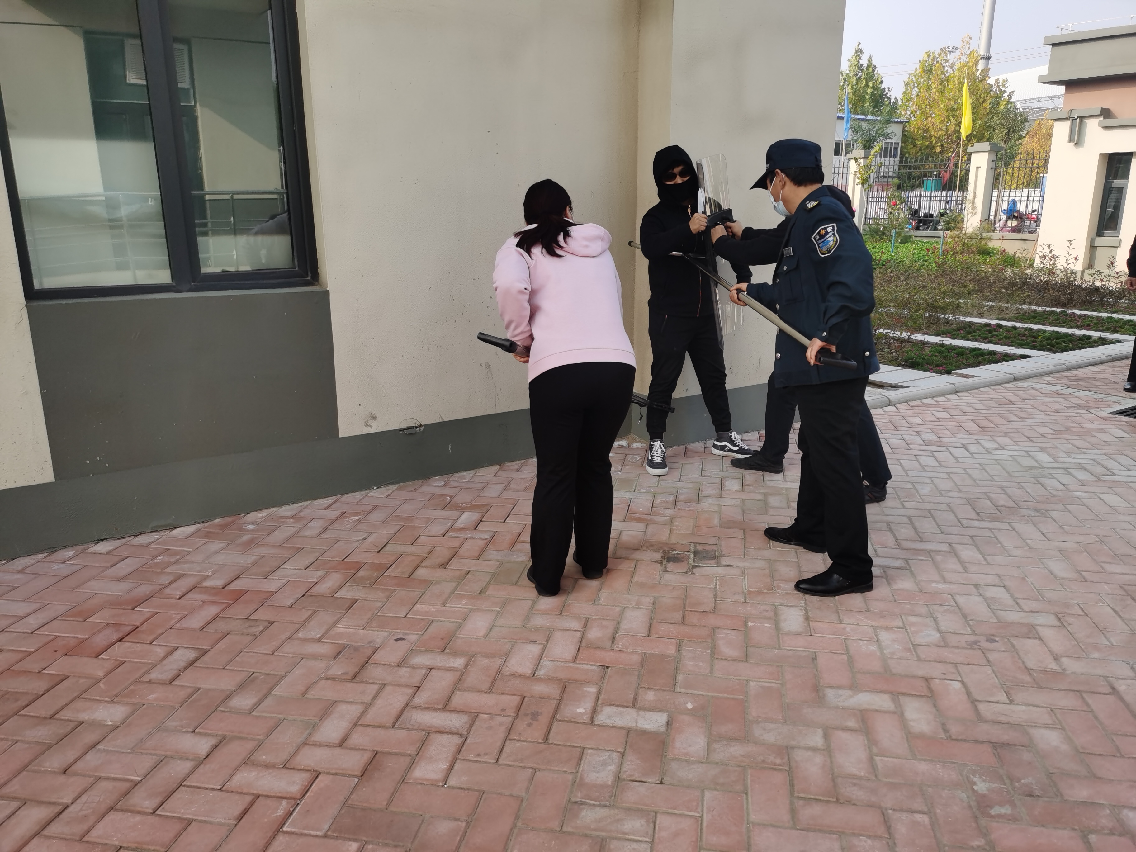 合阳县公安局九龙派出所联合恒大幼儿园开展反恐防暴应急演练