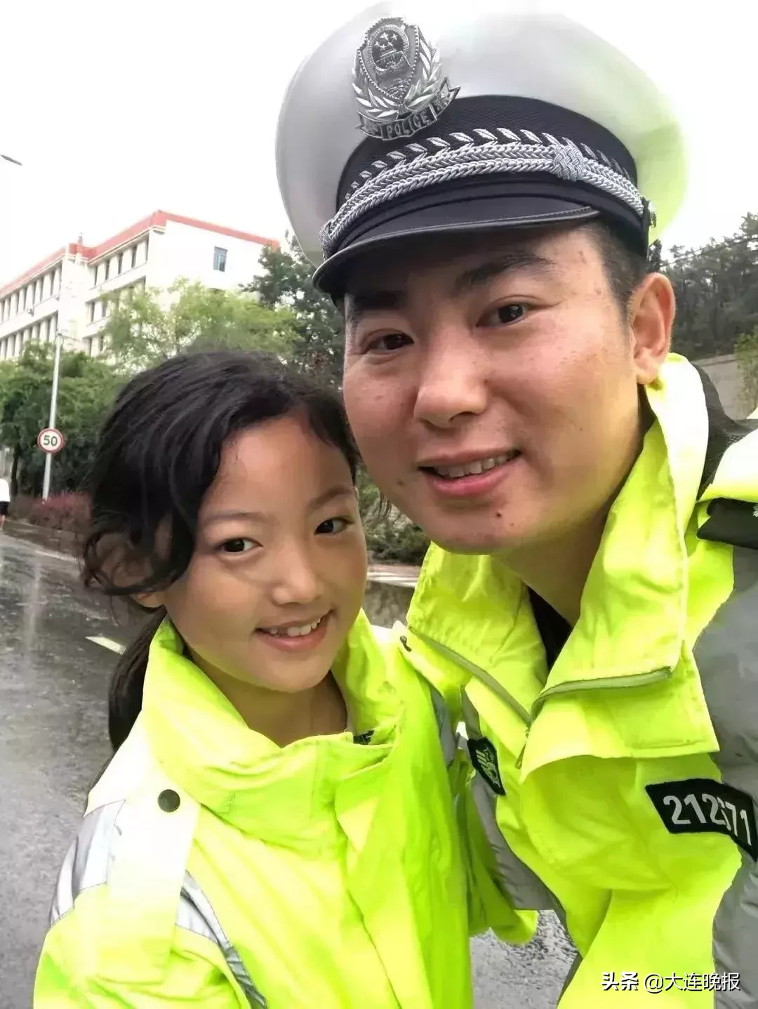 大连国安安保(风雨之后，大连街头！10岁“小交警”温暖一座城)