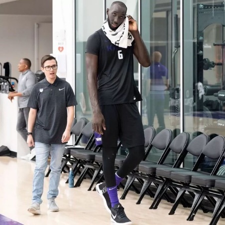 凯尔特人法尔多高（羡慕NBA球员挣大钱，生活烦恼却很多！2米31法尔洗个手撞到脑震荡）