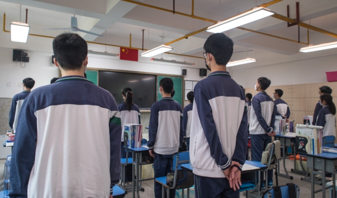 高考结束铃声响起，考生母亲“坐地大哭”，这个问题很严重