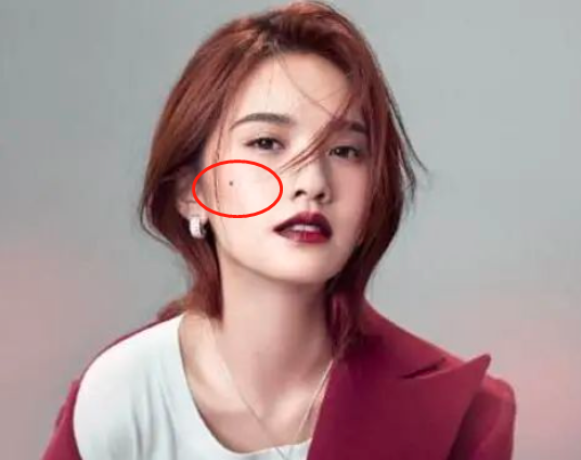 但一直被人夸赞"少女感"十足,其中长在脸颊上的那颗标志性的"痣"功不