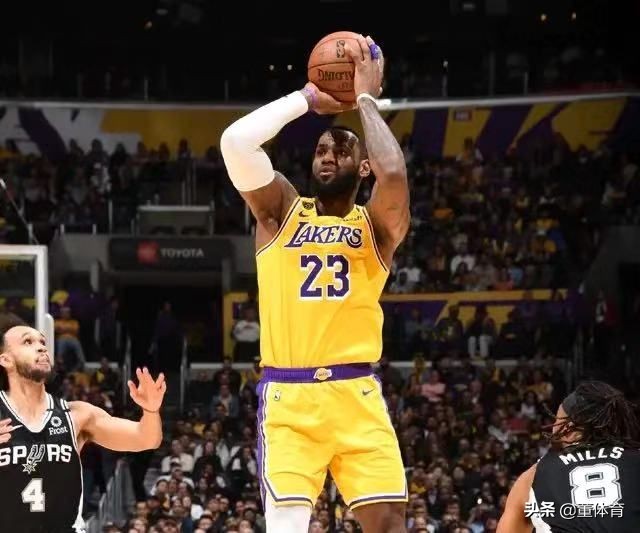 nba短板有哪些(篮球层面解析：詹姆斯是最全能的球员，那么他的短板呢？)