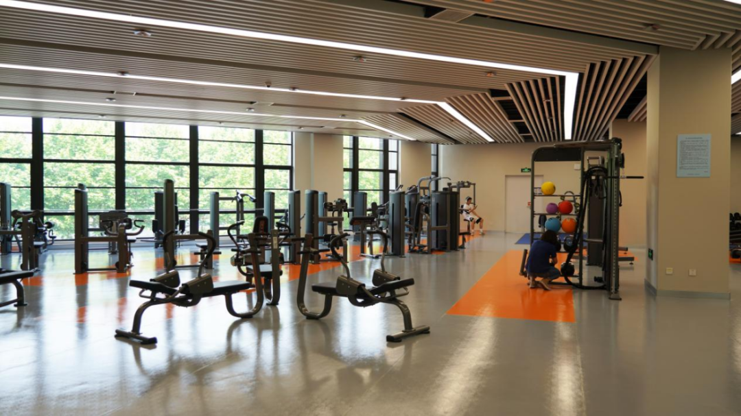 夏日运动好去处+1！江湾校区综合体育馆等你来！