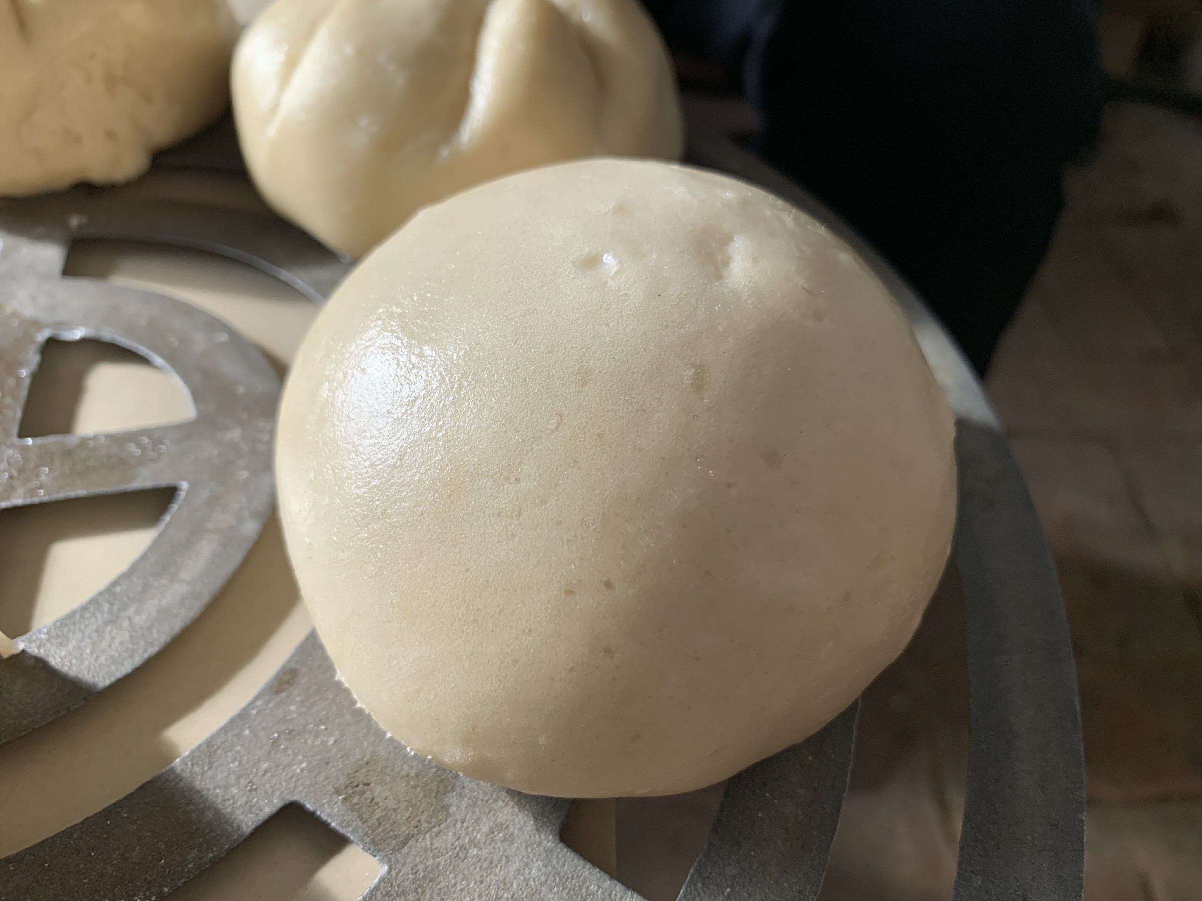 蒸馒头时，用冷水还是热水？牢记4点，馒头蓬松暄软不塌陷