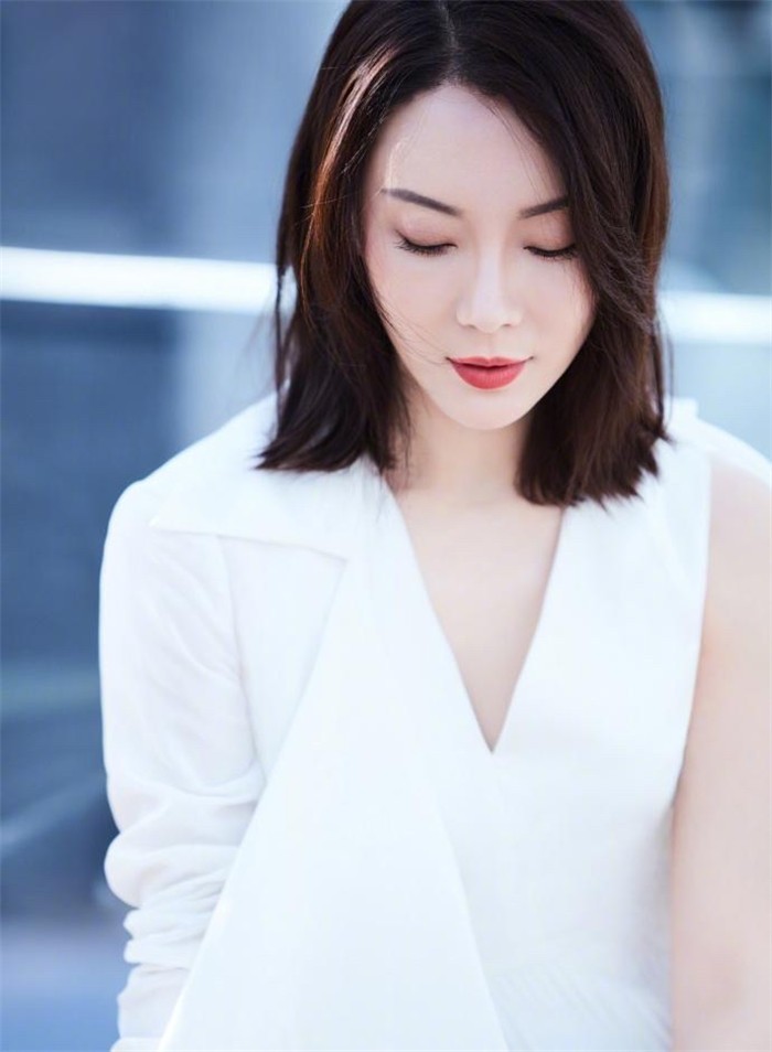 女人过了40岁该剪什么发型?看袁泉陈数赵薇就知道了,气质优雅