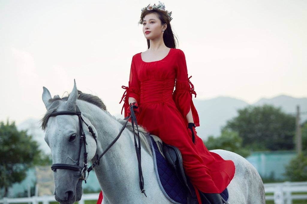 公主骑马的图片(孙嘉璐花冠公主骑马大片,花冠红衣骏马美人,英姿飒爽