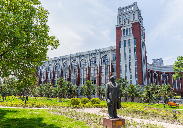 南京大学“招生标语”惹争议，美女学姐齐上阵，被指“打擦边球”