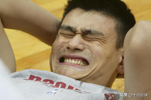 nba科比为什么会退役(科比的那次撞击，真的是导致姚明退役的根本原因吗？其实早有隐患)