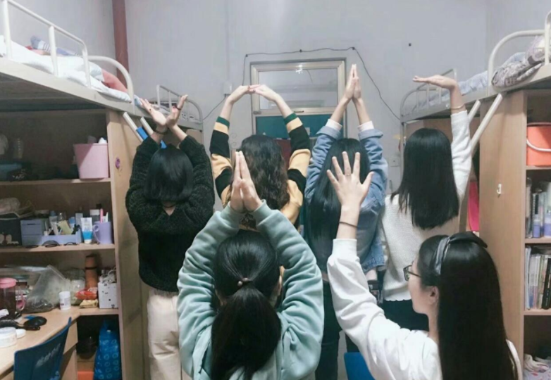 一学院试行“男女混住”，“谜之操作”惹怒家长，出问题谁负责？