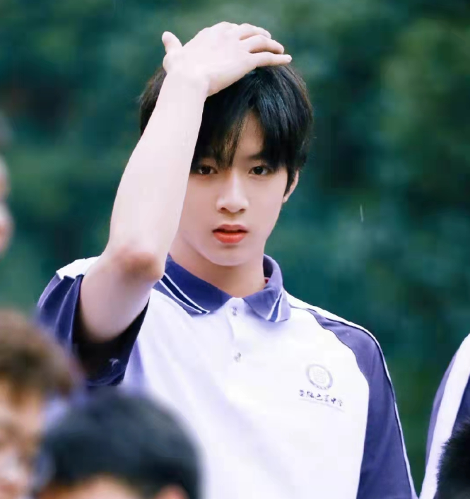 刘耀文现身重点高中，穿校服在班内上课被举报，官方却称未录取