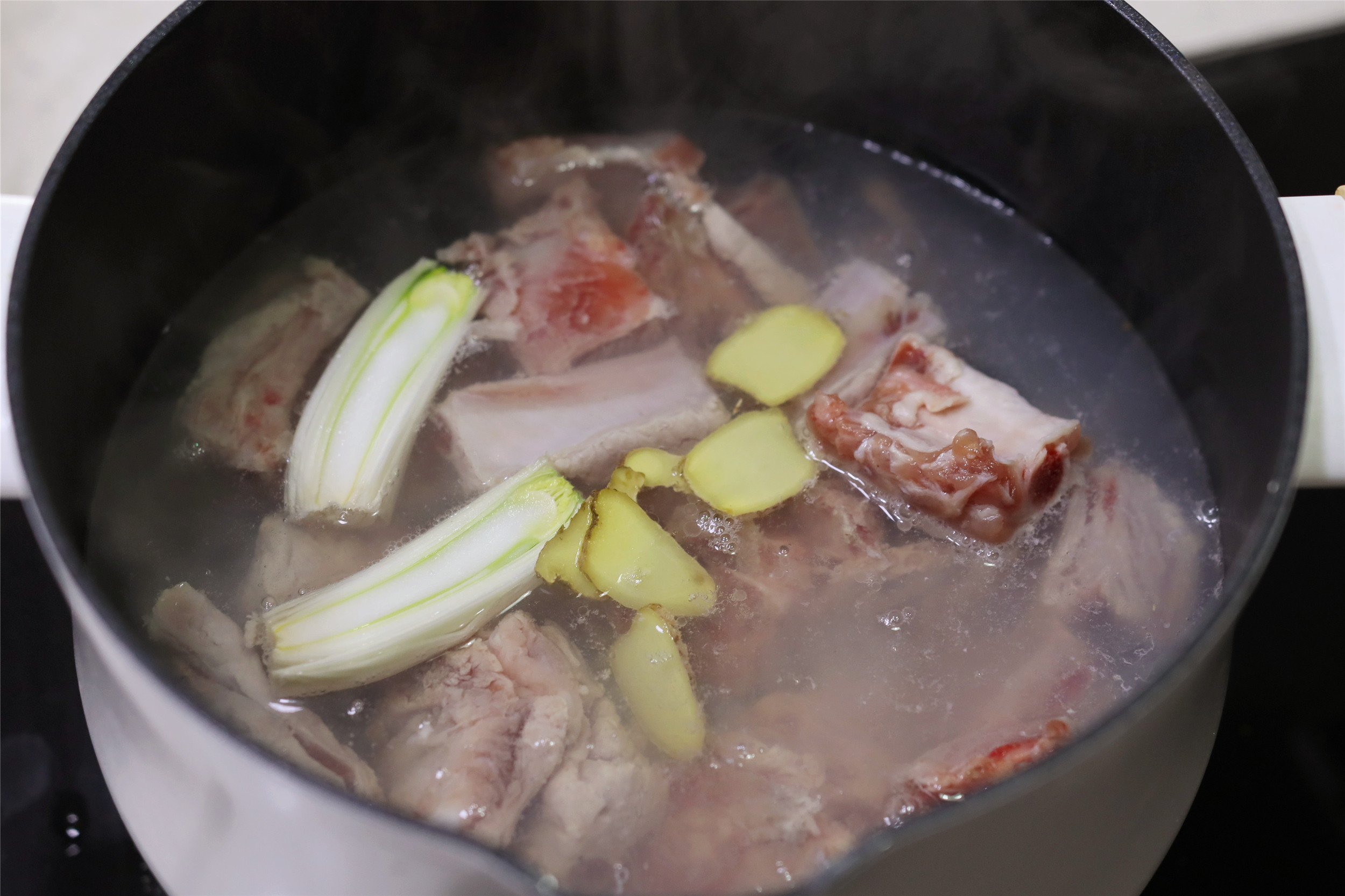 天热吃排骨，和饭店大厨学了一招，多加1味料，炖了一锅贼香