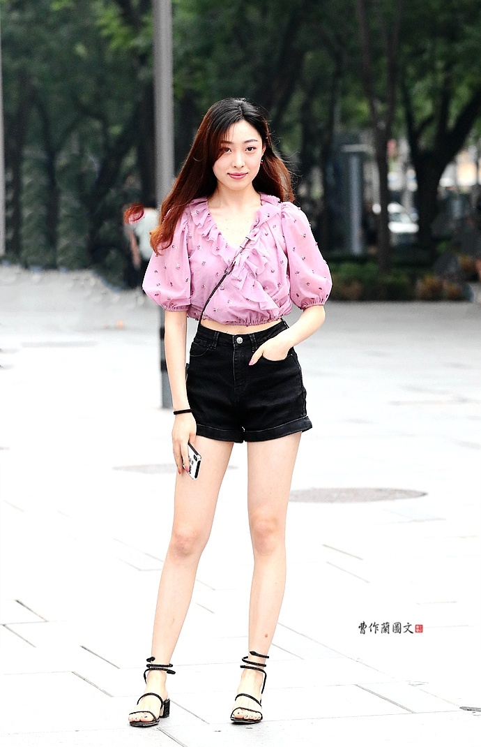 街拍：露腰线美女，不只是为了清凉