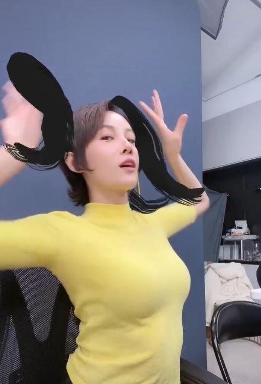 (真人物胸像照片)龙女郎张蓝心近照身材丰满,穿紧身衣肚腩明显,网友