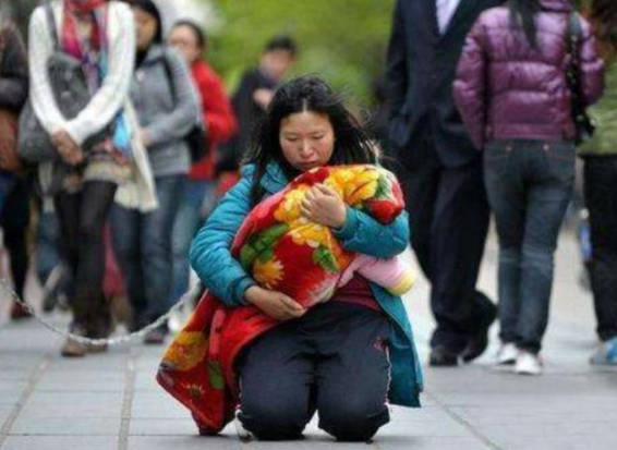 地铁上，男童躺地上一动不动，看到孩子的手，乘客立刻报了警