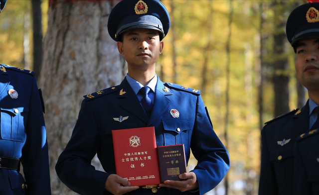 专科大一去当兵，义务兵期满是“退伍”还是“留队”好？