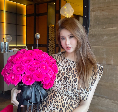 28岁男歌手喜得二胎！结婚3年连生俩女儿，妻子毕业于军艺颜值高