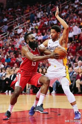 nba球员摔倒为什么要后滑(「NBA」为什么欧洲步是NBA最有争议的动作，也是最有杀伤力的动作)