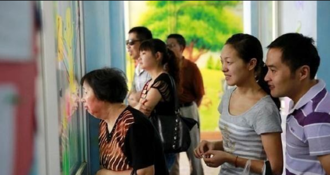 5岁男孩被学校多次劝退，老师：我不是保姆，照顾不了“小王子”