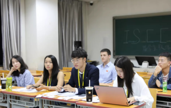 毕业后才知道，公办专科和民办三本截然不同，学生早知晓有好处